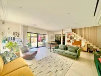 Contemporary villa with pool, 10 minutes from the beach!