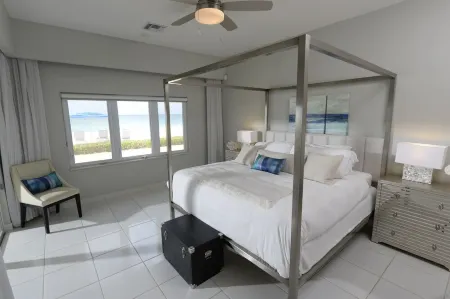 Prime Residence #7 on 7 Mile Beach, High-End Ground Floor Beachfront Condo Отели рядом с достопримечательностью «Clock Tower»