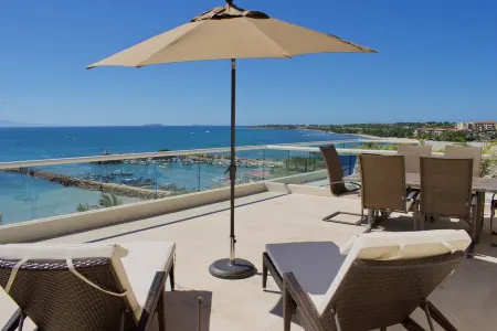 Farito Beachfront Penthouse, Surf & Paddle Board.