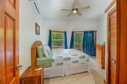 Luxurious Island home with private pool. Short walk to the beach. 웨스트 엔드 호텔