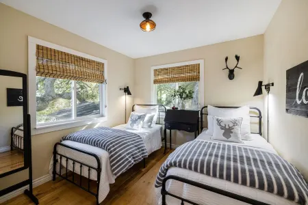 The B’s Hive Cottage Отели рядом с достопримечательностью «Лейк Шервуд»