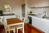 McCrae beach Villa on Wattle Place, a 5 mins walk to the beach Hotels in McCrae