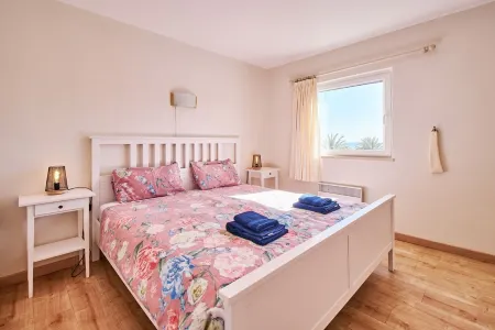 APARTMENT TANSY DIRECTLY BY THE SEA WITH A DREAM SEA VIEW AND POOL