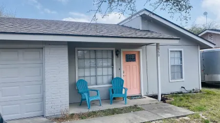 Cozy cottage minutes away from great fishing and ferry to the island!