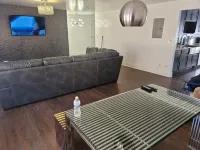 Spacious 3-bedroom, 2-bath condo, free parking/Oak Park Hotels in Oak Park