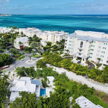 Shades of Blue Villa , Steps Away From Grace Bay Beach Отели в г. The Bight Settlement