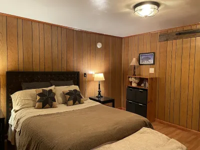 Country Roads Cottage w/ fenced in yard close to state forests and WVU!