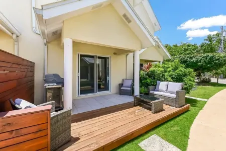 2 bedroom condo with pool close to the beach Отели рядом с достопримечательностью «TURTLE LAGOON»