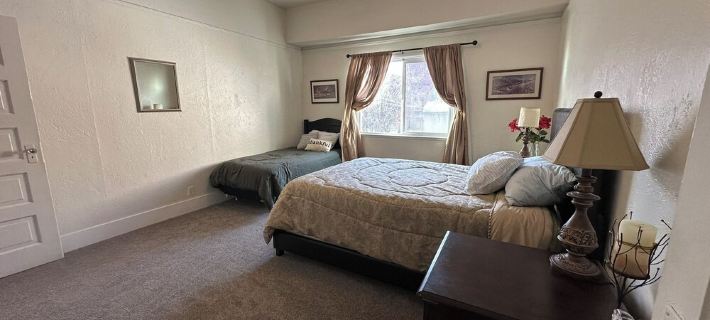 Charming 2-bedroom house in welcoming Klamath Falls with WiFi, AC Hotels in Klamath Falls