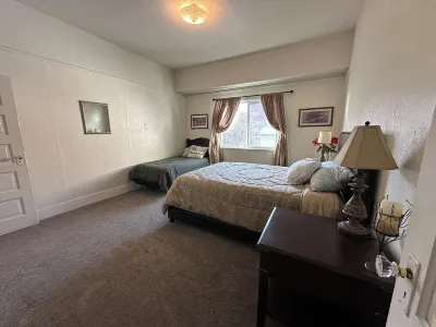 Charming 2-bedroom house in welcoming Klamath Falls with WiFi, AC Các khách sạn gần The Children's Museum of Klamath Falls