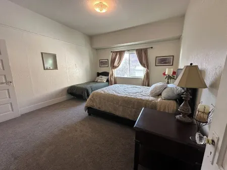 Charming 2-bedroom house in welcoming Klamath Falls with WiFi, AC