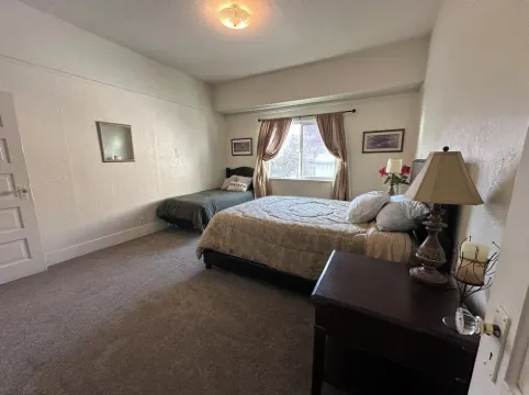 Charming 2-bedroom house in welcoming Klamath Falls with WiFi, AC