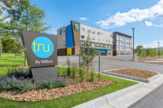 Tru by Hilton Kansas City Airport Hotels near Amity Woods Nature Park