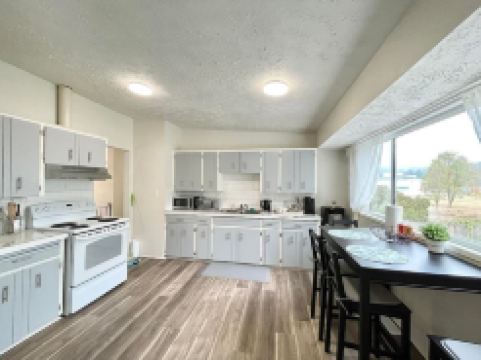 Lovely 3-bedroom upper rental unit