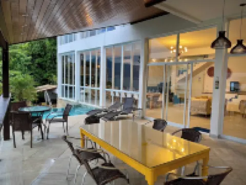 Ponta Leste - Beautiful house on the coast of Angra in a closed condominium with beach.