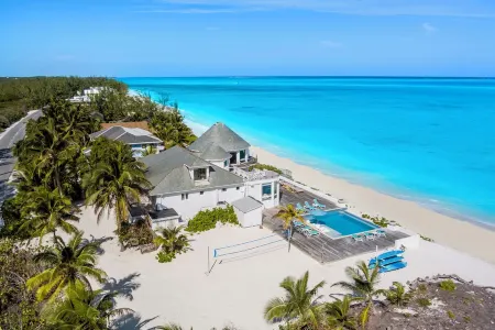 OCEANFRONT,  with spectacular infinity pool on Tar Bay.  An Exuma paradise.