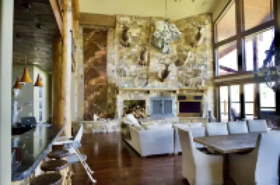 Private Luxury on 8acers with Amazing views and Spacious Accommodations