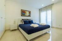 New exclusive 24 Hour Security Building With Shabbat Elevator and large gym Hotéis em 