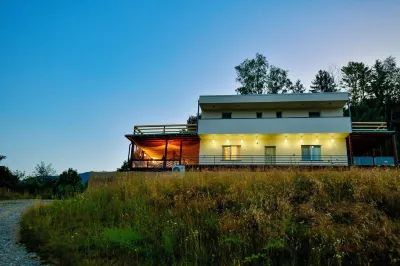 Hilltop Villa with Breathtaking Mountain Views - Sauna & Pool Hotel a 