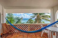 Beachfront Paradise / Sleeps 5 / Starlink + PoolShareSave Hotel di Akumal