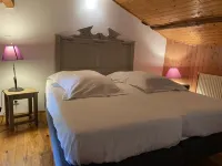 Bed and breakfast in restored Gascon house 2 km from shops. Hotels in Gers