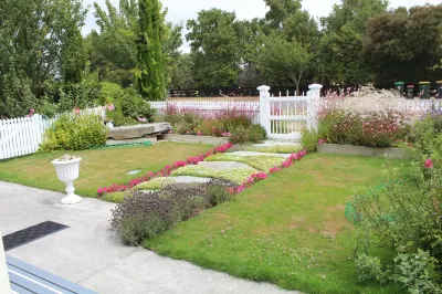 Delightful home away from home...comfortable, warm and beautiful gardens.