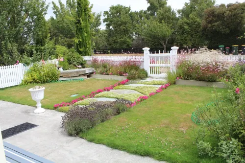 Delightful home away from home...comfortable, warm and beautiful gardens. Hotels in Rolleston