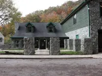 Large 4BR Buffalo Mountain Retreat in Williamson with pool,  Ride to trails Hotels in Mingo County