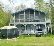 Lakefront Luxury Chalet: Igloo, Beach, Kayak, Private theatre, pets!