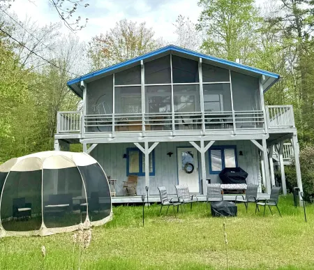 Lakefront Luxury Chalet: Igloo, Beach, Kayak, Private theatre, pets! Отели в г. Барнстед