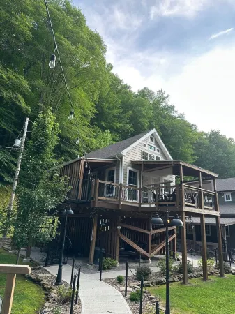 The Red Dog Chalet Couples Retreat w/ Hot Tub