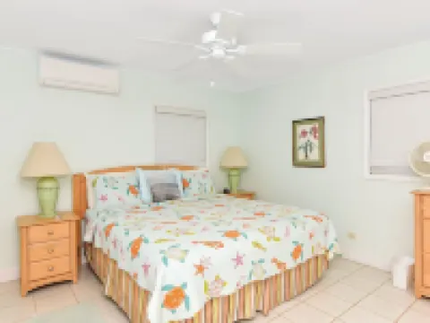 Ixora West - Views over Elizabeth harbor, beach access across the road. Hotels in George Town
