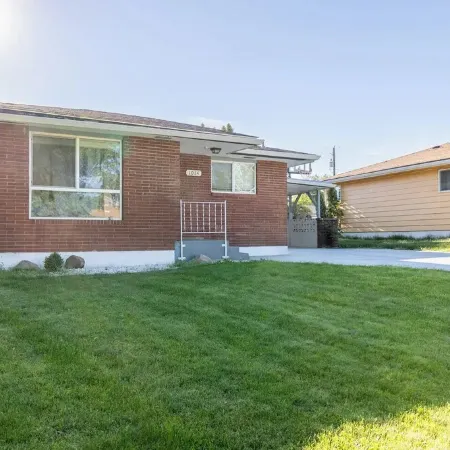 Spacious 4-bedroom house in charming Yakima with AC, WiFi
