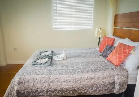 Francein's 1BR Apartment Suites Spencer Отели в г. Мику