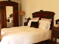 A comfortable, self-contained suite in a restored 19th-century vila (RRAL 980) Hotels in Capelas