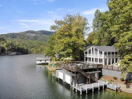 Stunning Lakefront Home in peaceful cove on Lake Lure! Отели рядом с достопримечательностью «Lake lure»