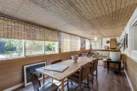 Charming 3-bedroom with 2 full baths cottage in Southfield for Soul Searching Hotels in Southfield