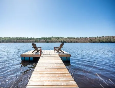 Spacious & Private Cottage | Escape into Nature| Deep River, Algonguin Отели в г. Лорентиан Хилс