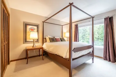 Whistler Village Premier Condo Ski-In Walk Up- Bike Park Direct Access - Hot Tub