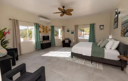 Coral Bay Chateau - Luxury Villa in Treasure Beach Отели рядом с достопримечательностью «Treasure Beach»