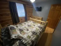 Cabin- no cleaning fees: Cranberry Fest, waterparks, trail riding for utv/atv