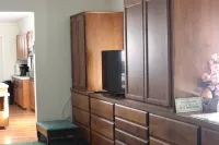 Private Loft Cottage, w/ bedroom, close to Kern River. Pet friendly. Sleeps 8 Hotels in Kernville