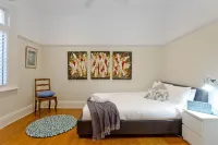 2BR home only 2 minutes from the beach Hotels in Manly