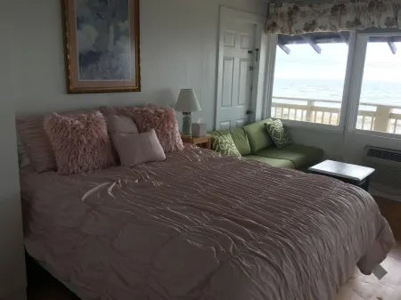 Waterfront-View Studio #22 · Deck, Parking & Free Shuttle to P-Town