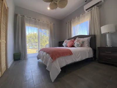 Escape to the Beach at Ocean Oasis: Unwind & Relax in this Premier Beach House Hoteles cerca de Cocoplum Beach