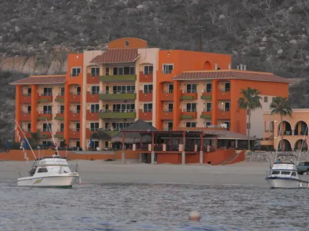 Villa De Cortez Condo!  Beachfront, Sunrises, Fishing and Pickleball await!