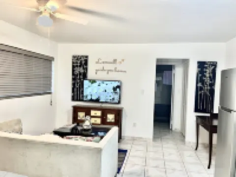 Lovely Apartment with King Size Bed in Venetian Road