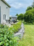 5 minutes to Picton downtown w/ beach pass! PEC apartment with backyard space Parsons Brewing Company附近的飯店