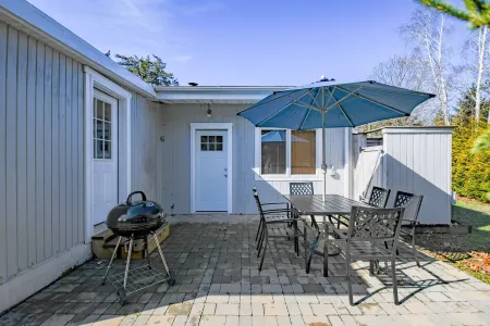 Steps from Cedar Beach ! Tranquil Retreat in the Heart of Wine Country