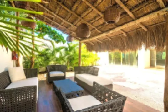 Paraiso304; Entire Luxury Condo 3 minute walk from the beach